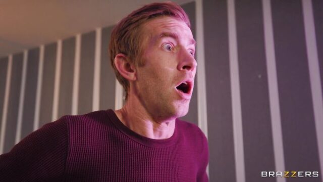 Busige Teenagerin wird von einem riesigen Schwanz durchgenommen – hündchen sex